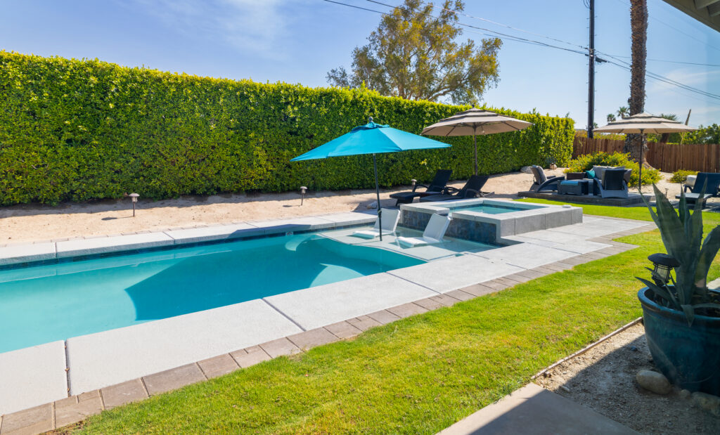 Deja-View Heated Pool and Spa. Spacious Back Yard.