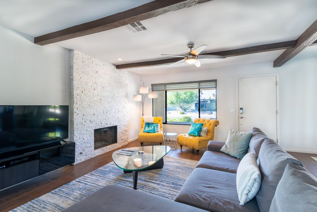 Deja-View Spacious Livingroom