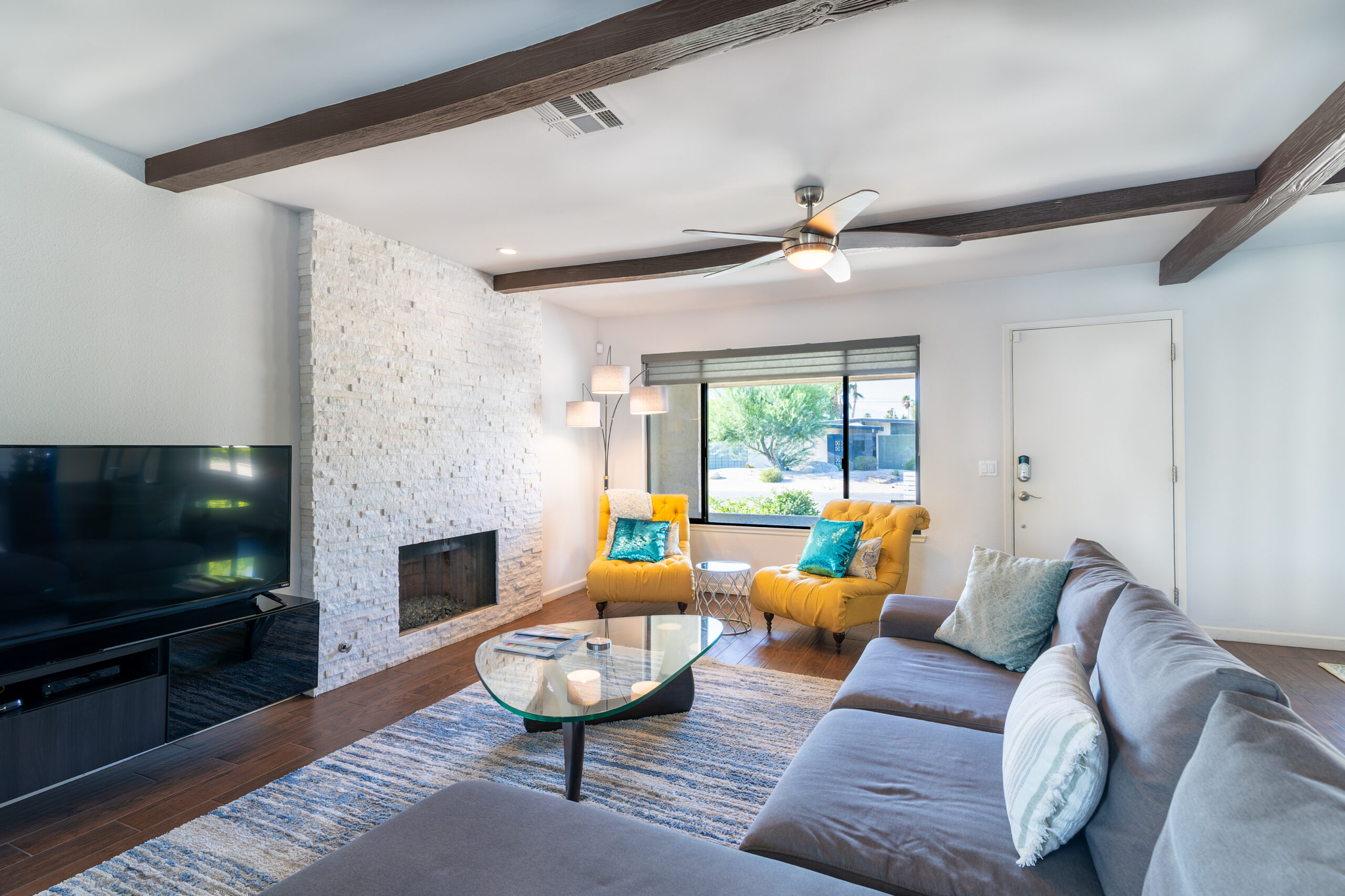 Deja-View Spacious Livingroom