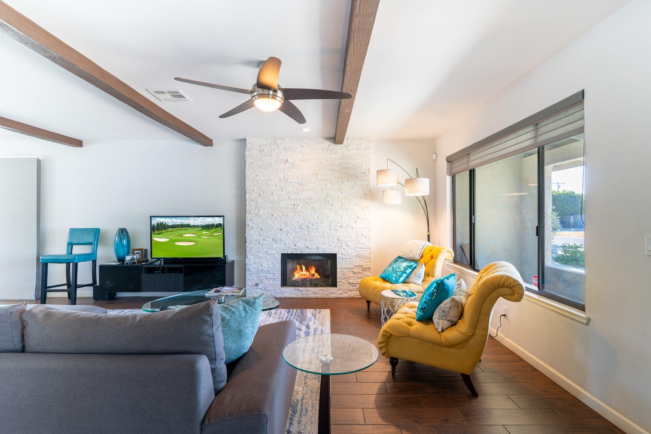 Deja-View Palm Springs - Spacious Living Room
